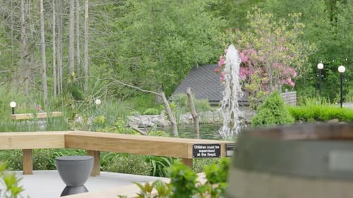Springbrunnen in einem schönen Bauernhof. Schwenken. Zeitlupe. Mitten im Wald.