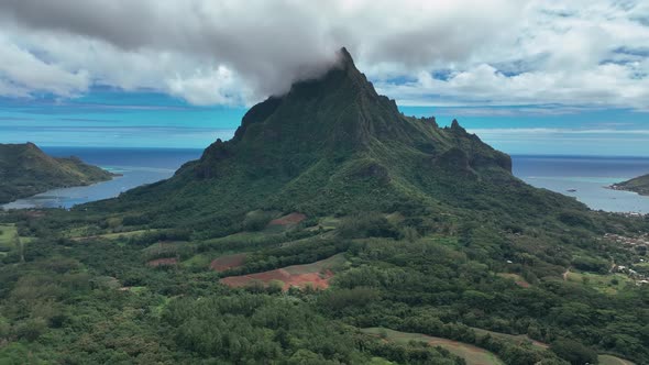Majestic Peak Of Mount Rotui In The Island of Moorea, French Polynesia ...