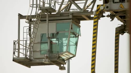 Cabine de grutier dans un port industriel, jour couvert, gros plan