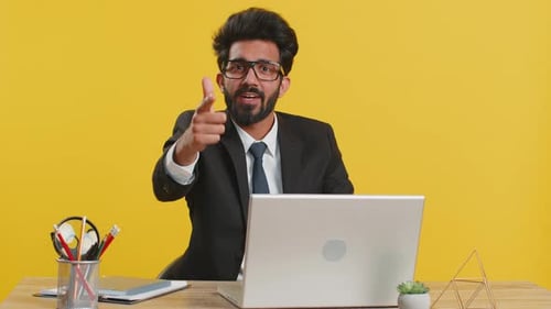 Geschäftsmann lächelt aufgeregt und zeigt in die Kamera und wählt den glücklichen Gewinner aus, um Sie zu begeistern