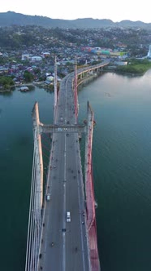 Vue aérienne de l'emblématique pont haubané de Merah Putih