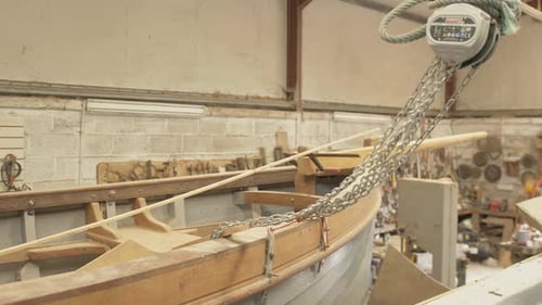 O galpão de barcos de Shipwright construiu um veleiro em construção