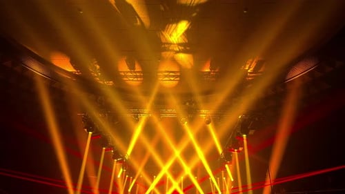 eine farbenfrohe Lichtshow und eine riesige Anzahl mehrfarbiger Laserstrahlen in einem großen Innenraum