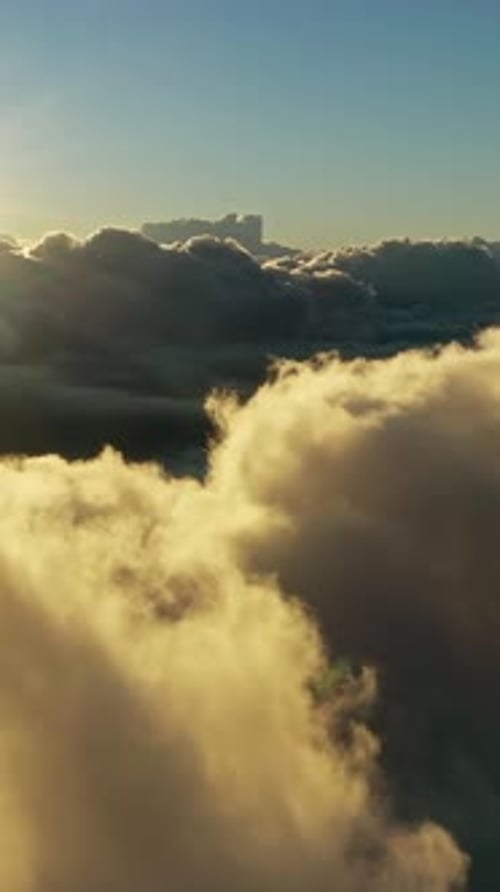 Luftbild von Wolken und Morgensonne