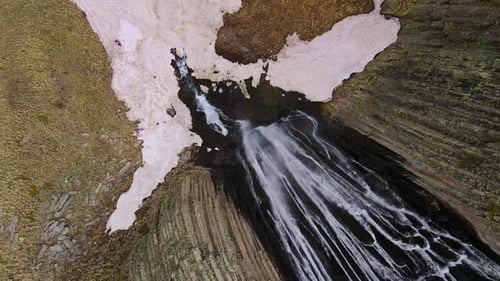 Wunderschöner Wasserfall in den Bergen