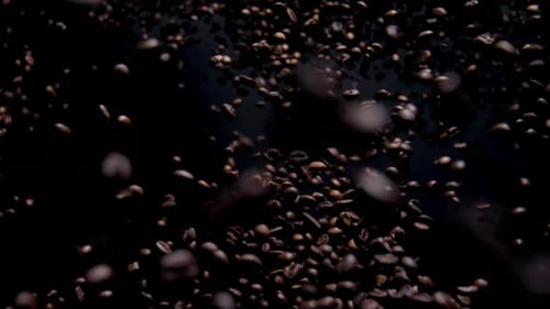 Magic View Fallende geröstete Kaffeebohnen auf dunklem Hintergrund. Frische aromatische Samen