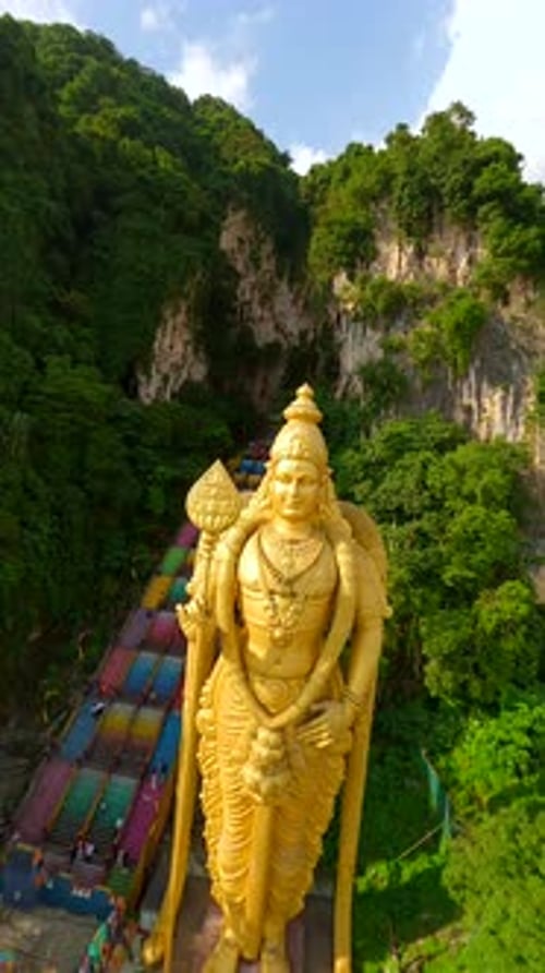 Vue par Drone FPV des grottes de Batu et de la statue dorée de Murugan à Kuala Lumpur en Malaisie