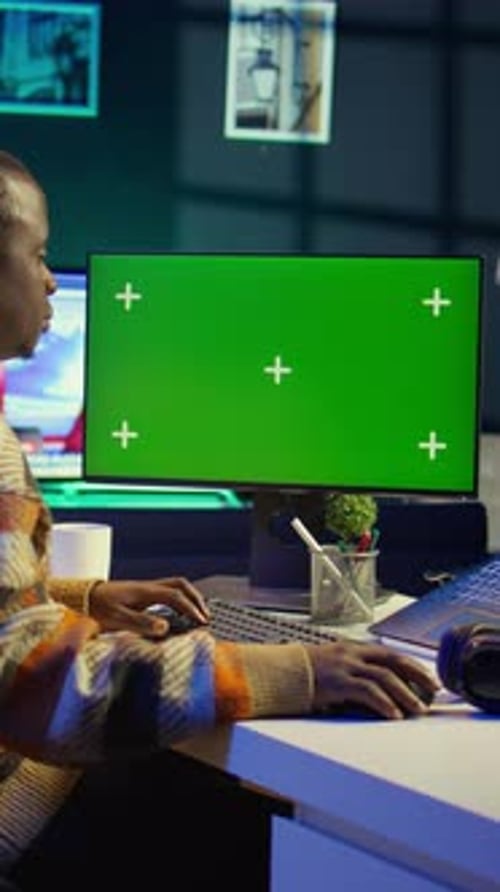 Vertikales Video Schwarze Person programmiert neuronalen Netzwerkcode mit grünem Bildschirm