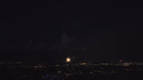 Vista aérea de fogos de artifício brilhantes explodindo com luzes coloridas sobre a costa do mar no Dia da Independência dos EUA