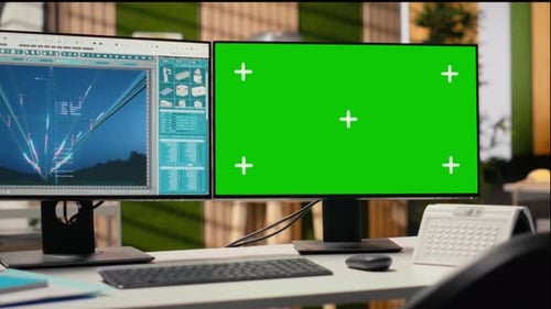 Dashboard zur Analyse digitaler Stromleitungen auf einem Greenscreen-PC mit Messwerten