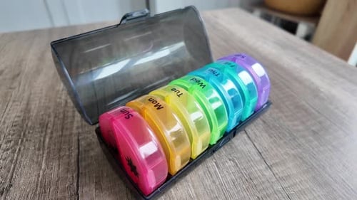 Boîte colorée en plastique pour consommer des pilules tous les jours. Vue panoramique
.