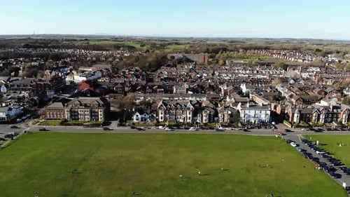 Vue aérienne glissant vers la gauche le long de la rangée de maisons le long de la promenade de Lytham St Anne