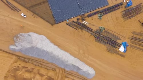 Vista de arriba hacia abajo de un sitio de construcción bien organizado con suministros