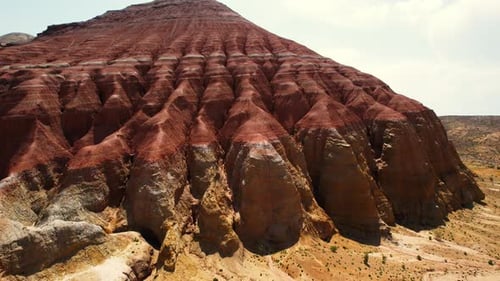 Der Berg Aktau ist eine einzigartige geologische Formation, die ein bizarres Muster der zerklüfteten Erosion des
