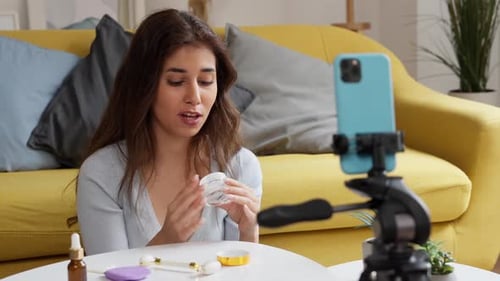 Tutorial de belleza femenina haciendo cuidado facial