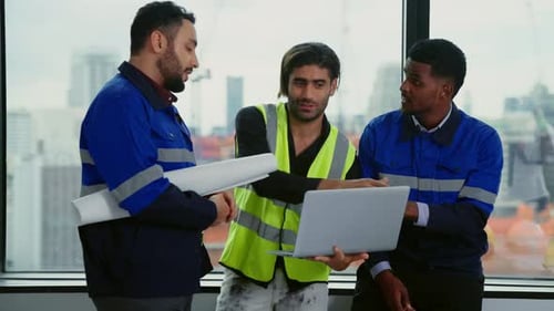 Engenheiros de construção profissionais usando o Blueprint Brainstorming