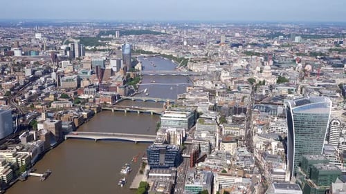 Luftaufnahme der Themse und der Brücken, des Walkie-Talkie-Gebäudes und einer Nahaufnahme der Stadt Lo