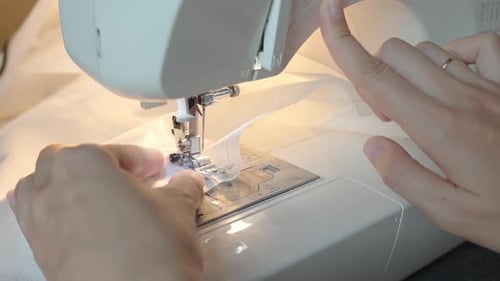 Weibliche Hände mit Nähmaschine