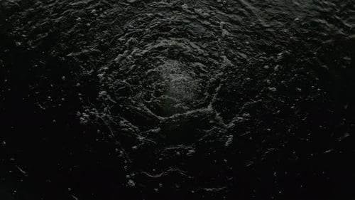 Abyss Sammlung: Langsam fließende Wellen mit Blasen, die kontinuierlich aus der Mitte auf einem Bla austreten