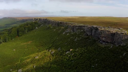 Blick auf die Klippen im Peak District. Die Klippen von Stanage Edge. Luftaufnahmen der Felsformation.