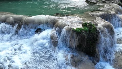 Cascada con río High Flow