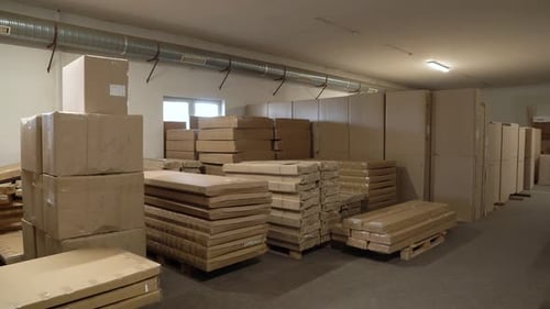 Intérieur de l'entrepôt avec meubles empilés à plat prêts à être distribués