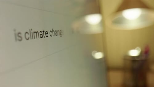Demander si le changement climatique est réel sur un navigateur Web Internet, un curseur en gros plan