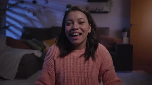 Joven latina graba un Vídeo tutorial para sus seguidores Mujer influencer usando cámara