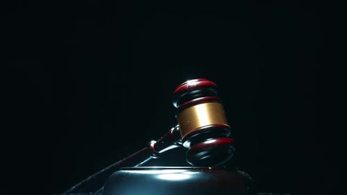 Um juiz martelo está girando