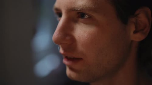 Nahaufnahmeporträt eines nachdenklichen jungen Mannes, der seine introspektive Natur und Ruhe zeigt