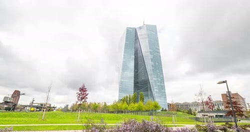 Hiperlapso del edificio del Banco Central Europeo en Frankfurt am Main.