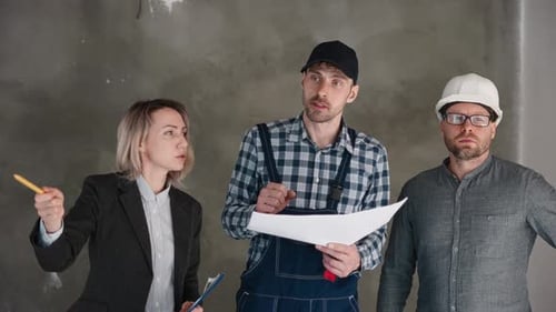 eine Gruppe von Bauarbeitern steht nebeneinander in einem Raum