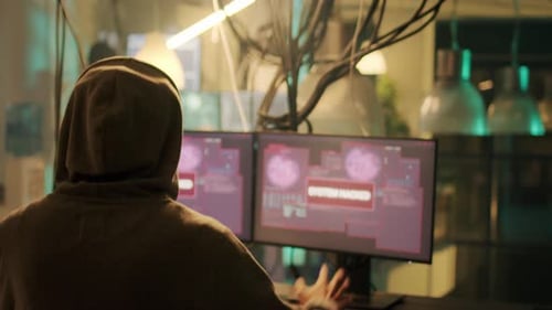 Des personnes diverses applaudissent un jeune hacker à propos du succès de la cyberguerre