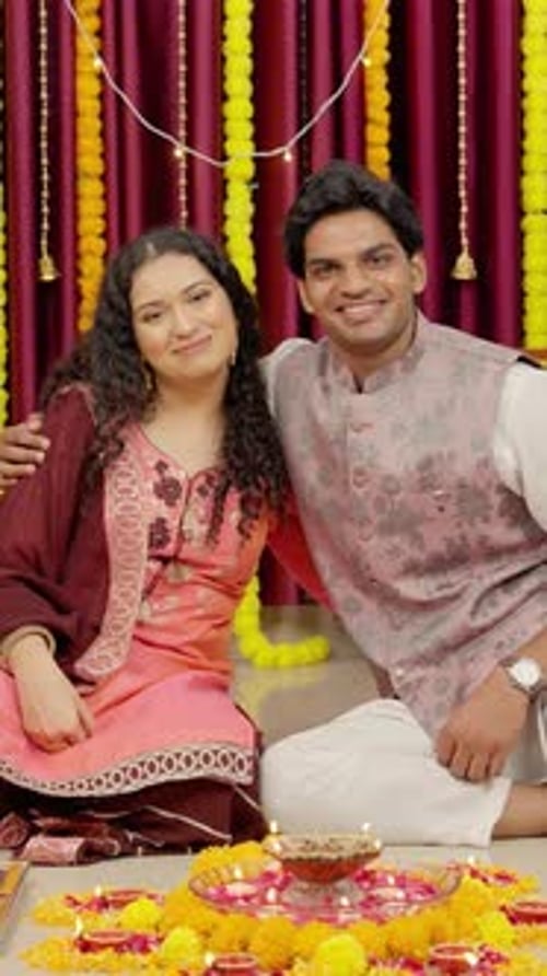 Vidéo verticale d'un couple indien s'embrassant et souriant devant la caméra, festival de Diwali