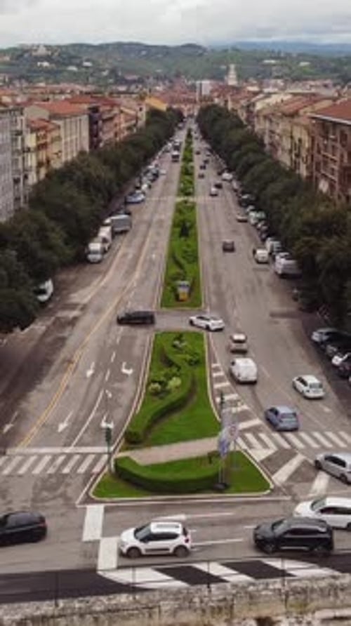 Ampla vista aérea do tráfego em uma rua principal em Verona, Itália, perto de Porta Nuova, vertical