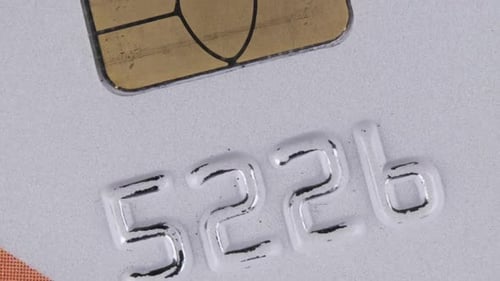 La carte de crédit pivote de près