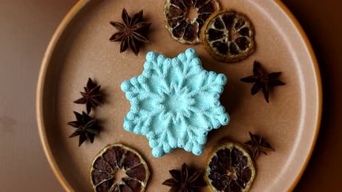 Mochi de Noël, gâteau de lune ou gâteau au fromage en forme de flocon de neige. Mochi ou cheesecake de Noël