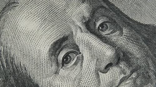 100-US-Dollar-Banknote aus nächster Nähe drehen