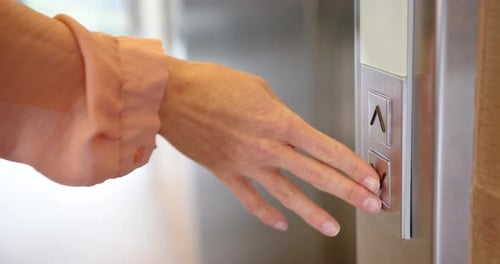 Nahaufnahme von Aufzugsknöpfen zum Auf- und Abfahren in modernen Gebäuden