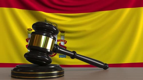El mazo y el bloque del juez y la bandera de España