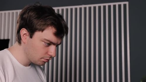 Tippen auf dem Computer Vertikale Streifen auf dem Bildschirm