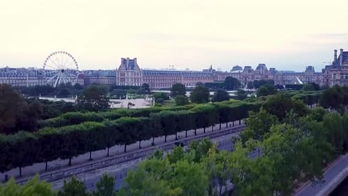 Vista aérea revelando o Jardim das Tulherias e o Museu do Louvre ao nascer do sol