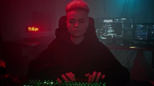 Woman Cyber Intruder insere informações no teclado