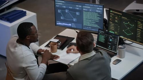 Technische Spezialisten analysieren das Netzwerksystem auf Computern im Büro