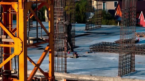 Builder arregla la construcción metálica para garantizar la estabilidad