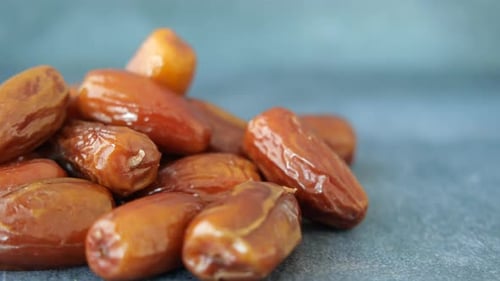 Gros plan de dattes fraîches dans un bol sur la table