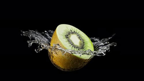 Uma rotação em loop de kiwi em um pouco de água. Canal Alpha.