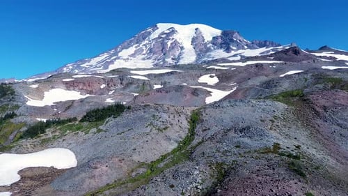 Vue aérienne par drone du pittoresque glacier de la chaîne de montagnes enneigée du mont Rainier avec les falaises de la vallée, le sommet du pois