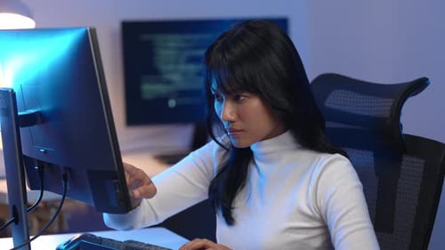 Softwareentwickler arbeitet spät, um Probleme in der KI zu debuggen und zu beheben