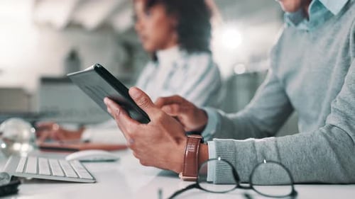 Büro, Tablet und Hände von Geschäftsleuten für Planung, Online-Networking und Internet
